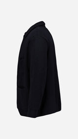 Cardigan Ayden en laine bleu marine LE MINOR X GABRIEL - Vue ghost porté côté - Collection Automne Hiver 2025 - Maison Gabriel Paris