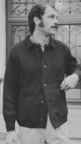 Titouan dans les rues de Paris porte le cardigan Ayden en laine bleu marine LE MINOR X GABRIEL - Collection Automne Hiver 2025 - Maison Gabriel Paris