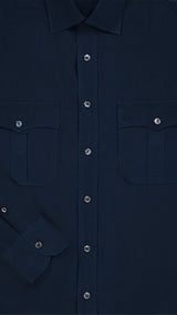 Détail tissu de la chemise Diego en popeline de coton lavée coloris bleu marine - photographiée vue de haut - Collection Printemps Ete 2026 - Maison Gabriel Paris