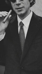 Pablo Saavedra de Decker aux Puces de Saint Ouen porte le costume droit Maximilien en velours côtelé bleu nuit - zoom tissu en noir et blanc - de la Maison Gabriel Paris