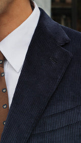 Pablo Saavedra de Decker aux Puces de Saint Ouen porte le costume droit Maximilien en velours côtelé bleu nuit - détail tissu - de la Maison Gabriel Paris