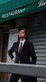 Pablo Saavedra de Decker aux Puces de Saint Ouen porte le costume droit Maximilien en velours côtelé bleu nuit de la Maison Gabriel Paris