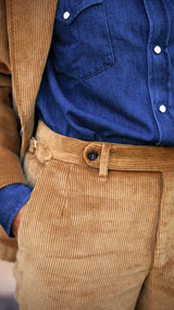 Détail au niveau de la ceinture du costume droit unisexe Wes en velours côtelé couleur noisette de la collection Automne Hiver 2024 de la Maison Gabriel Paris