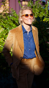 Fanny à Trouville porte le costume droit unisexe Wes en velours côtelé couleur noisette de la collection Automne Hiver 2024 de la Maison Gabriel Paris