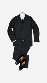 Le costume croisé Constant en flanelle de laine gris anthracite - photographié vue de haut - avec les mocassins Weston x Maison Gabriel Paris