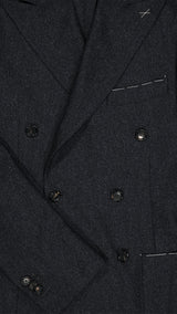 Le costume croisé Constant en flanelle de laine gris anthracite de la Maison Gabriel Paris - vue détail de la veste extérieure