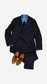 Le costume croisé Anatole en flanelle de laine à rayures tennis - photographié vue de haut - avec la chemise Gabriel, la cravate Léopold en tricot de soie bleu et les Richelieu Weston x Maison Gabriel Paris