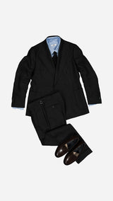 Le costume croisé Titouan en lin irlandais noir - photographié vue de haut - avec la chemise Oscar la cravate Léopold en tricot de soie noir et les mocassins Malfroid x Maison Gabriel Paris