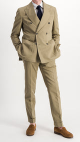Le mannequin studio porte le costume croisé Raphaël en lin et coton kaki de la Maison Gabriel Paris