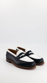 Le mocassin 180 bicolore en cuir veau box bleu et blanc, collaboration J.M. Weston x Gabriel, vue de 3/4, de la Maison Gabriel Paris