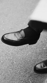 Pablo porte le mocassin 180 en cuir veau grainé noir, collaboration J.M. Weston x Gabriel de la Maison Gabriel Paris