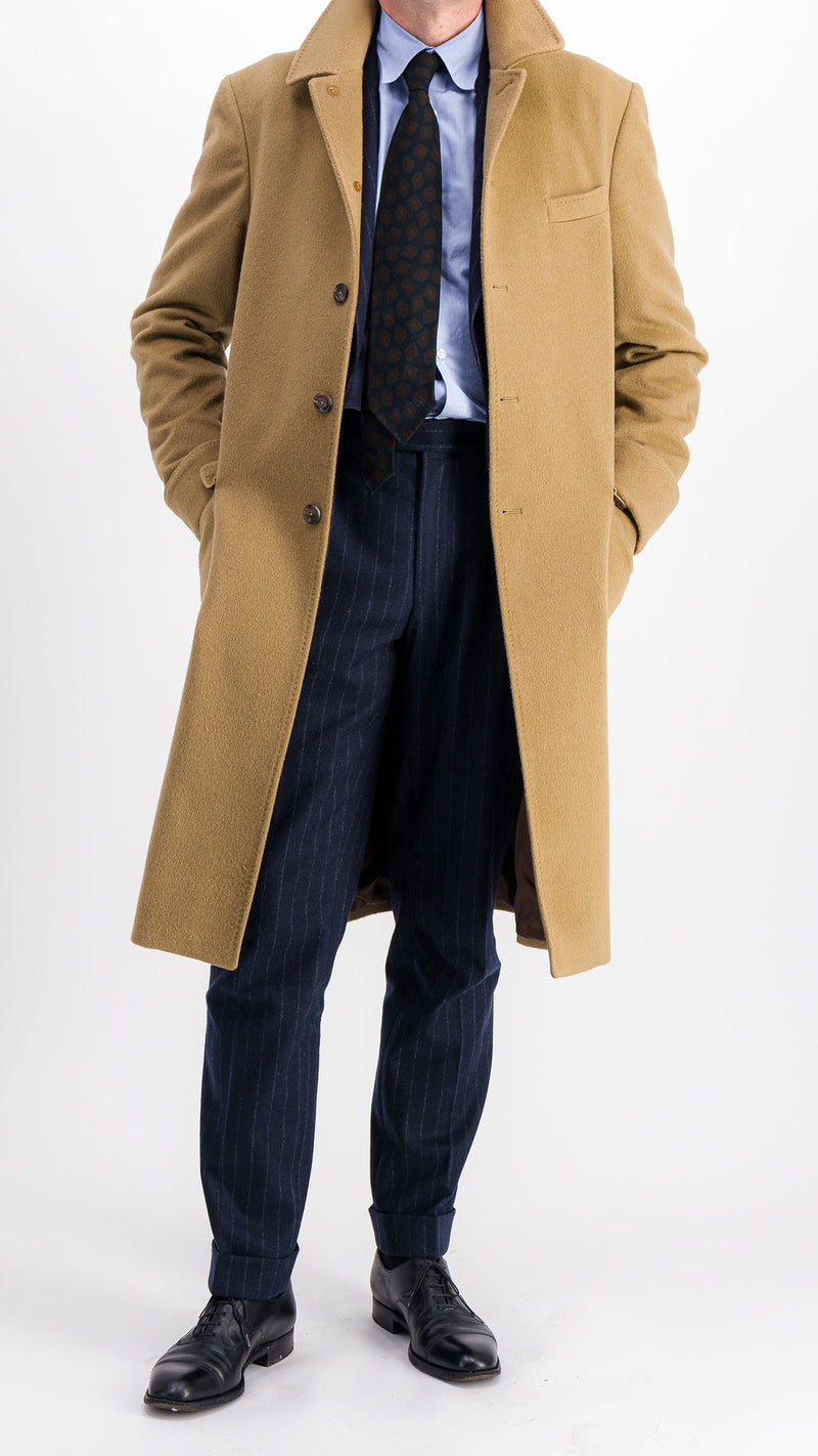 Le mannequin studio porte le manteau Alexandre en laine et cachemire couleur camel - vue de face - de la Maison Gabriel Paris