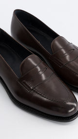 Le mocassin Newport, en cuir lisse coloris marron ébène, collaboration Malfroid x Gabriel, vue zoomée, de la Maison Gabriel Paris