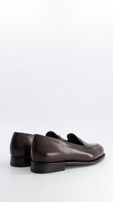 Le mocassin Newport, en cuir lisse coloris marron ébène, collaboration Malfroid x Gabriel, vue de 3/4 dos, de la Maison Gabriel Paris