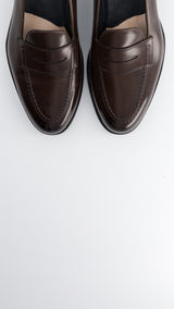 Le mocassin Newport, en cuir lisse coloris marron ébène, collaboration Malfroid x Gabriel, vue de face coupée, de la Maison Gabriel Paris