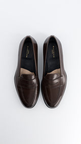 Le mocassin Newport, en cuir lisse coloris marron ébène, collaboration Malfroid x Gabriel, vue du dessus, de la Maison Gabriel Paris