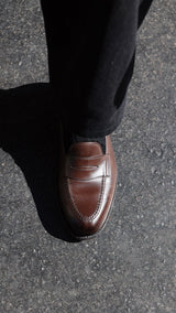 Victor porte le mocassin Newport, en cuir lisse coloris marron ébène, collaboration Malfroid x Gabriel, vue du dessus, de la Maison Gabriel Paris