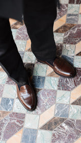 Titouan porte le mocassin Newport, en cuir lisse coloris marron ébène, collaboration Malfroid x Gabriel, vue du dessus, de la Maison Gabriel Paris