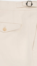 Détail tissu du pantalon chino Leo en coton japonais coloris beige - photographiée vue de haut - Collection Printemps Ete 2026 - Maison Gabriel Paris