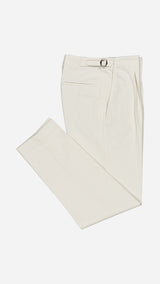 Le pantalon Melville en gabardine de coton coloris argile - Collaboration Zins X Maison Gabriel Paris - photographié plié vue de haut - Collection Printemps Été 2026 - Maison Gabriel Paris.