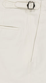 Le pantalon Melville en gabardine de coton coloris argile - Collaboration Zins X Maison Gabriel Paris - photographiée vue de haut - Collection Printemps Ete 2026 - Maison Gabriel Paris