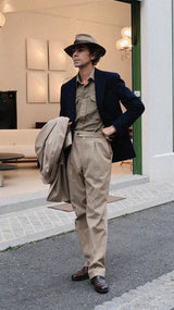 Pablo Saavedra de Decker aux Puces de Saint Ouen porte le pantalon chino Léo coloris mastic en coton japonais de la Collection A/H 2025 - Maison Gabriel Paris