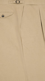 Le Pantalon chino Léo coloris mastic en coton japonais - zoom tissu - Collection AH 2025 - Maison Gabriel Paris