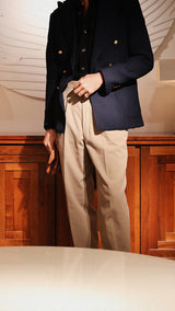 Pablo Saavedra de Decker à la galerie Aurélien Serre porte le pantalon chino Léo coloris mastic en coton japonais de la Collection A/H 2025 - détails du pantalon - Maison Gabriel Paris