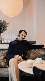 Titouan au Sand à Paris porte le cardigan Ayden en laine bleu marine LE MINOR X GABRIEL - Collection Automne Hiver 2025 - Maison Gabriel Paris