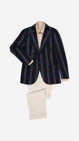 La silhouette Maison Gabriel Paris avec le Rowing blazer droit Winston en laine et coton bleu nuit à rayures bleu roi et jaune, la chemise Diego en popeline de coton lavée coloris sable et le pantalon Léo, le chino écru en coton japonais - photographié vue de haut - avec la chemise Diego en popeline lavée bleu ciel - Collection Printemps Été 2026 - Maison Gabriel Paris