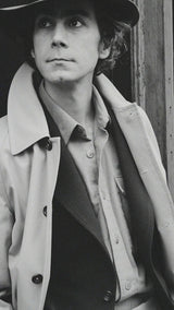 Pablo Saavedra de Decker aux Puces de Saint Ouen porte le manteau raglan Hadrien en coton coloris mastic de la Maison Gabriel Paris