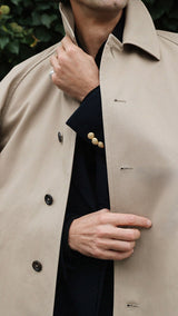 Pablo Saavedra de Decker aux Puces de Saint Ouen porte le manteau raglan Hadrien en coton coloris mastic de la Maison Gabriel Paris - détail