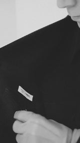 Pablo Saavedra de Decker chez Aurélien Serre à Paris. Il porte le blazer croisé Edgar en laine nattée bleu marine de la Maison Gabriel Paris - Vue intérieure du blazer en collaboration avec la Maison Gaiola