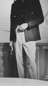 Pablo Saavedra de Decker chez Aurélien Serre à Paris. Il porte le blazer croisé Edgar en laine nattée bleu marine de la Maison Gabriel Paris - Vue de détail