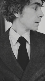 Pablo Saavedra de Decker porte le costume croisé Constant en flanelle de laine gris anthracite de la Maison Gabriel Paris