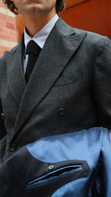 Pablo Saavedra de Decker porte le costume croisé Constant en flanelle de laine gris anthracite de la Maison Gabriel Paris - détail du costume