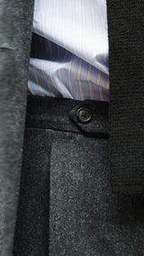 Pablo Saavedra de Decker porte le costume croisé Constant en flanelle de laine gris anthracite de la Maison Gabriel Paris - détail de la patte de réglage du pantalon