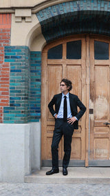 Pablo Saavedra de Decker porte le costume croisé Constant en flanelle de laine gris anthracite de la Maison Gabriel Paris