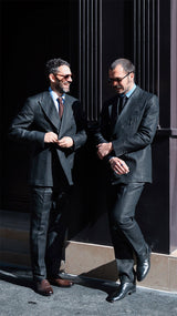 Élie et Titouan prennent la pose devant l'Hôtel Coste à Paris et portent le costume croisé Titouan en lin irlandais noir - Collection Printemps Été 2025 par Maison Gabriel Paris