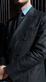 Détail de la veste du costume croisé Titouan en lin irlandais noir porté par Titouan devant l'Hôtel Coste à Paris - Collection Printemps Été 2025 par Maison Gabriel Paris