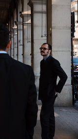 Élie et Titouan prennent la pose devant l'Hôtel Coste à Paris et portent le costume croisé Titouan en lin irlandais noir - Collection Printemps Été 2025 par Maison Gabriel Paris