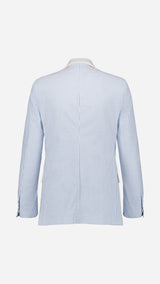 La veste James en seersucker à rayures bleu ciel et blanc galonnée - porté ghost vue de dos - Collection Printemps été 2025 - Maison Gabriel Paris