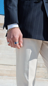 Titouan aux Tuileries porte la veste croisée Serge en fresco bleu à rayures tennis - vue de détail - Collection Printemps été 2025 - Maison Gabriel Paris