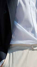 Titouan aux Tuileries porte la veste croisée Serge en fresco bleu à rayures tennis - vue de détail - Collection Printemps été 2025 - Maison Gabriel Paris