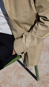 Élie aux Tuileries porte la veste de peintre Éliézer en coton vert sauge - vue détail - Collection Printemps été 2025 - Maison Gabriel Paris