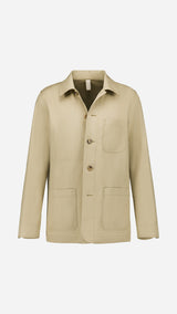 Veste de peintre Éliézer en coton vert sauge - porté vue de face - Collection Printemps été 2025 - Maison Gabriel Paris