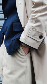 Pablo Saavedra de Decker est aux Puces de Saint Ouen et porte la veste droite Orso en laine et cachemire bleu marine de la Maison Gabriel Paris