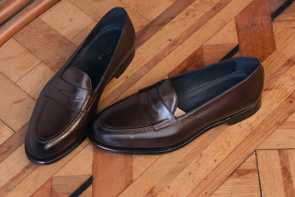 Le mocassin Newport, en cuir lisse coloris marron ébène, collaboration Malfroid x Gabriel