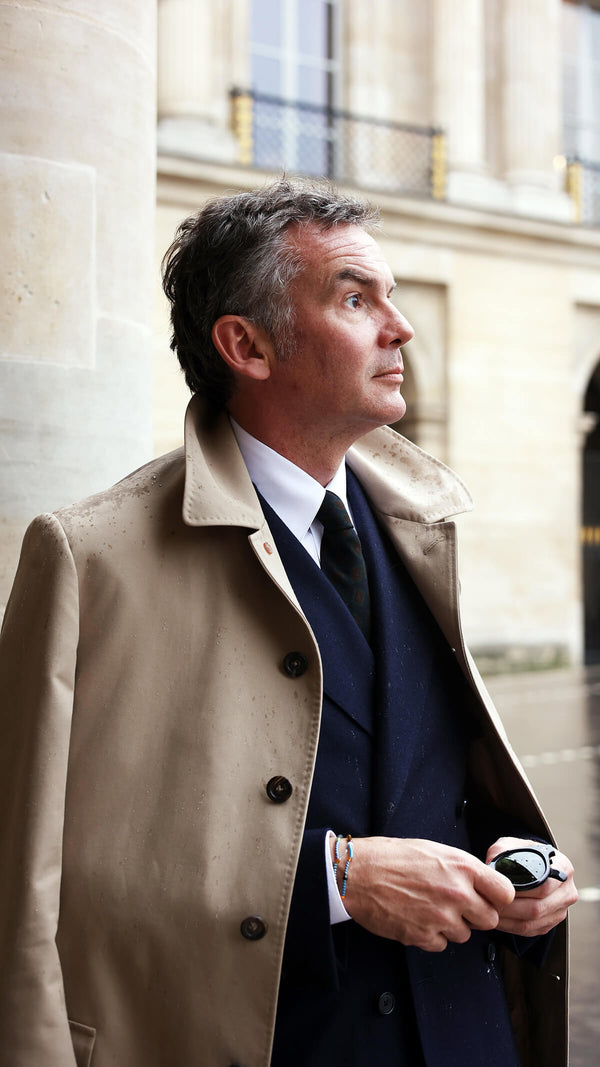Collection André Malraux, l'imperméable Alain porté par Cyril sur la place du ministère de la culture, Maison Gabriel Paris