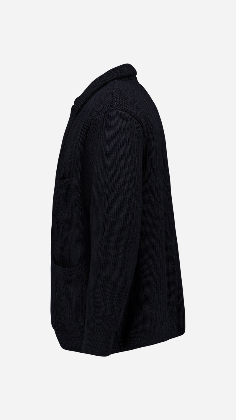 Cardigan Ayden en laine bleu marine LE MINOR X GABRIEL - Vue ghost porté côté - Collection Automne Hiver 2025 - Maison Gabriel Paris